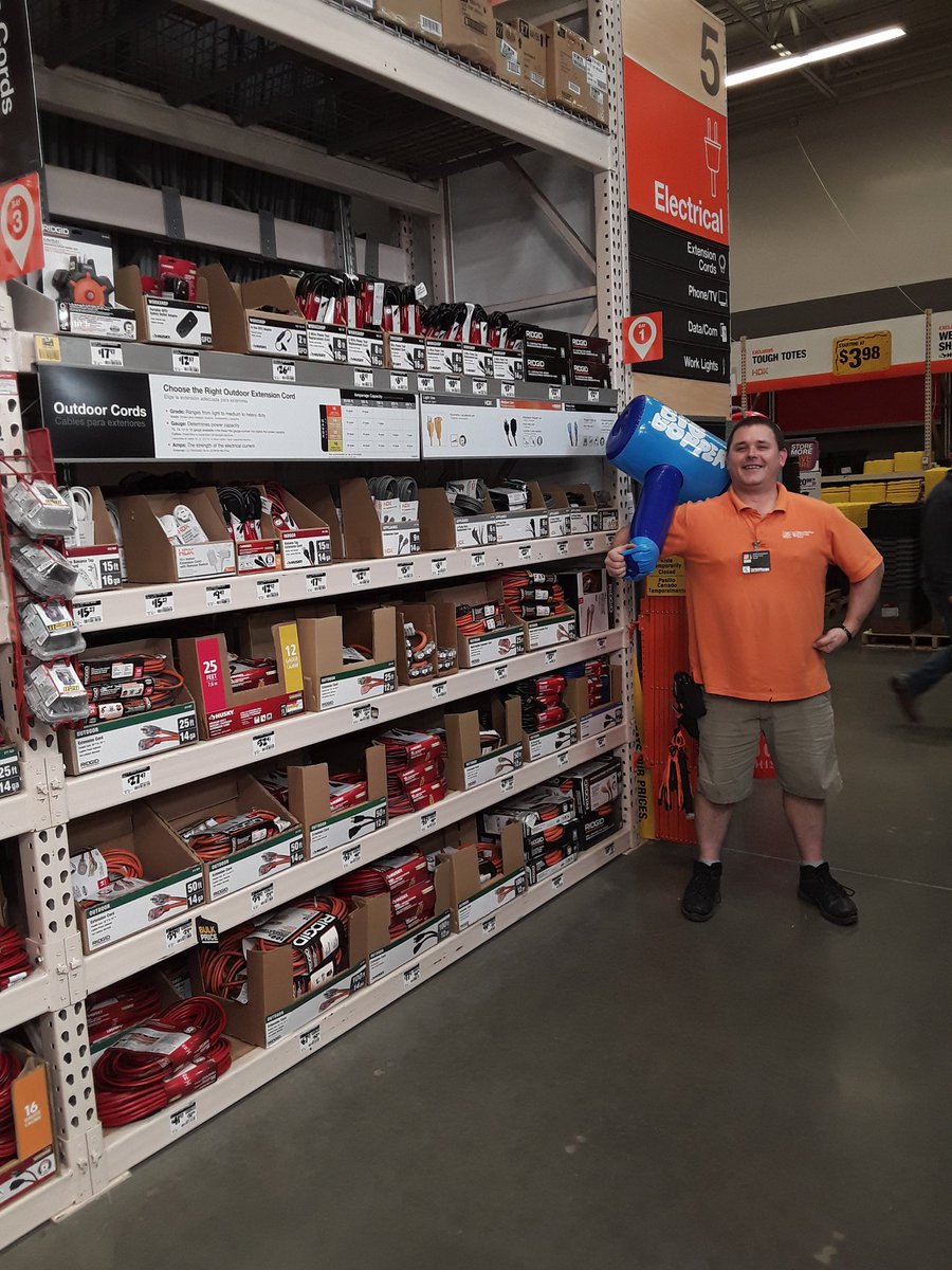 MET8561's tweet photo. My awesome associate, Justin, got a "hammer" on his quality walk! Way to go following BOLT! #D317 #PNWPRIDE #8561MET #Dynamicservice #CultureofQuality https://t.co/LKpkV1nWcA