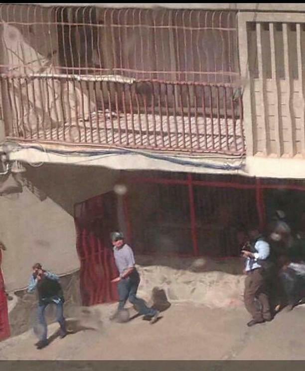 VPITV's tweet image. #URGENTE Funcionarios del Sebin, GNB y FAES, luego de allanar las torres del Saladillo, en el casco central de Maracaibo (Zulia), disparan hacia las mismas, denuncia vecinos que se resguardan. #24Ene