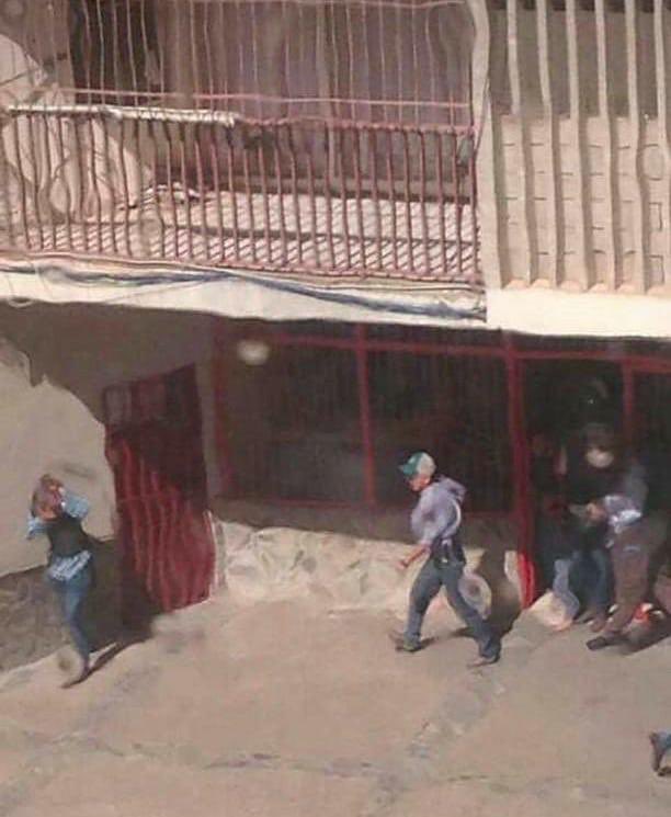 VPITV's tweet image. #URGENTE Funcionarios del Sebin, GNB y FAES, luego de allanar las torres del Saladillo, en el casco central de Maracaibo (Zulia), disparan hacia las mismas, denuncia vecinos que se resguardan. #24Ene