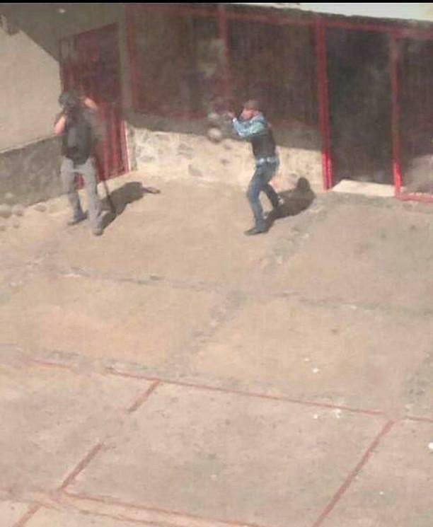 VPITV's tweet image. #URGENTE Funcionarios del Sebin, GNB y FAES, luego de allanar las torres del Saladillo, en el casco central de Maracaibo (Zulia), disparan hacia las mismas, denuncia vecinos que se resguardan. #24Ene