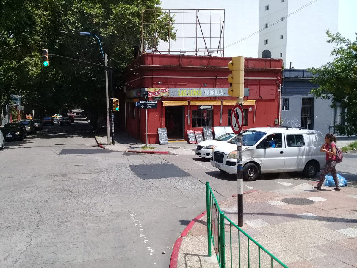 hieloazul71's tweet photo. ¿Que municipio le  corresponde la.zona del zoo ?  Ayer una sra. Venía caminando y calló aquí menos mal que su cuerpo no quedó sobre la calle !@imtransito @portalmvd , @Municipio_CH @quejasbus https://t.co/B1m6jxj8Mr