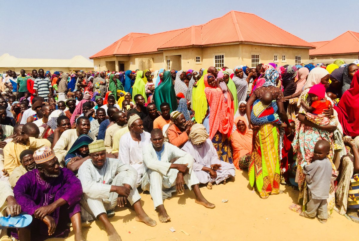 cidarnigeria's tweet photo. #BringingSmiles
Over 9,600 New arrivals #IDPs in #GubioCampMaiduguri #NE_Nigeria expressed Happiness receiving Rice, Beans and Blankets from #CIDAR_Nigeria @IOM_Nigeria @WFP_Nigeria @ShelterNE @Food_Security_N @SabaRahman1010 https://t.co/QhNW7hRYr3