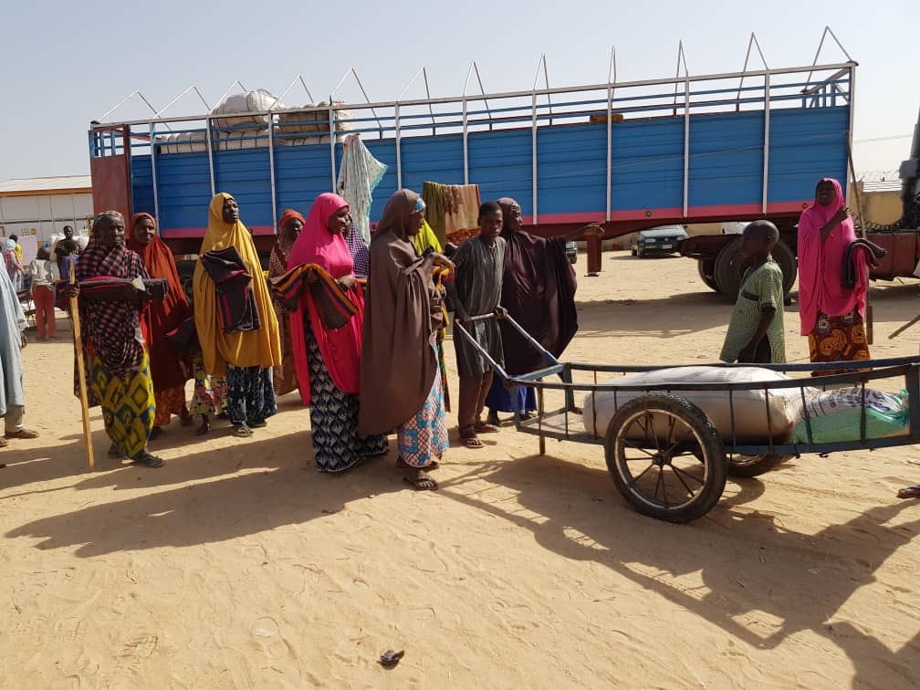 cidarnigeria's tweet photo. #BringingSmiles
Over 9,600 New arrivals #IDPs in #GubioCampMaiduguri #NE_Nigeria expressed Happiness receiving Rice, Beans and Blankets from #CIDAR_Nigeria @IOM_Nigeria @WFP_Nigeria @ShelterNE @Food_Security_N @SabaRahman1010 https://t.co/QhNW7hRYr3