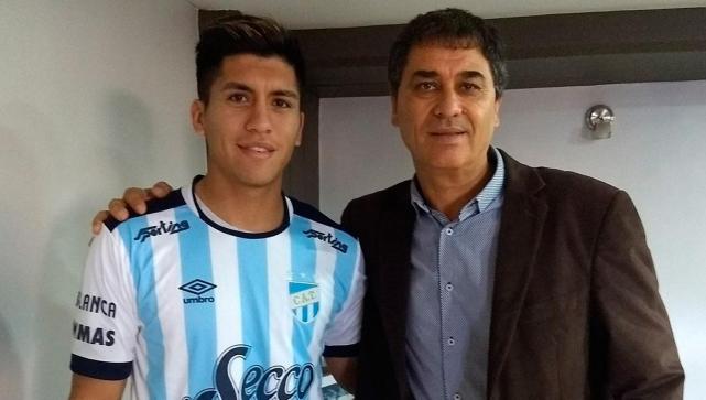 Sb_Palacios's tweet photo. #TXEM - Ex #GodoyCruz
Nahuel Zárate es nuevo jugador de #Fénix.
El lateral volverá a las canchas luego del accidente automovilístico que protagonizó y provocó la muerte de dos personas.
Su último club fue #AtlTucumán. Llega libre y firma por un año. https://t.co/HCZ2qKCEGV