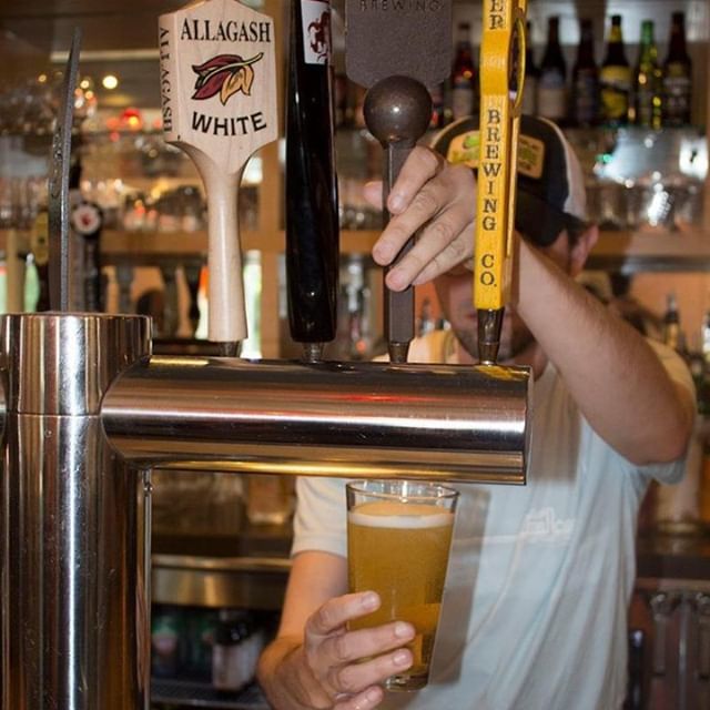 MsRosesFineFood's tweet photo. The beer is flowing. 🍻 Celebrate Thursday night with awesome food & drink specials from 4-7pm. #MsRoses #HappyHour https://t.co/4in8y4MvAu https://t.co/QDOwSB2RI5