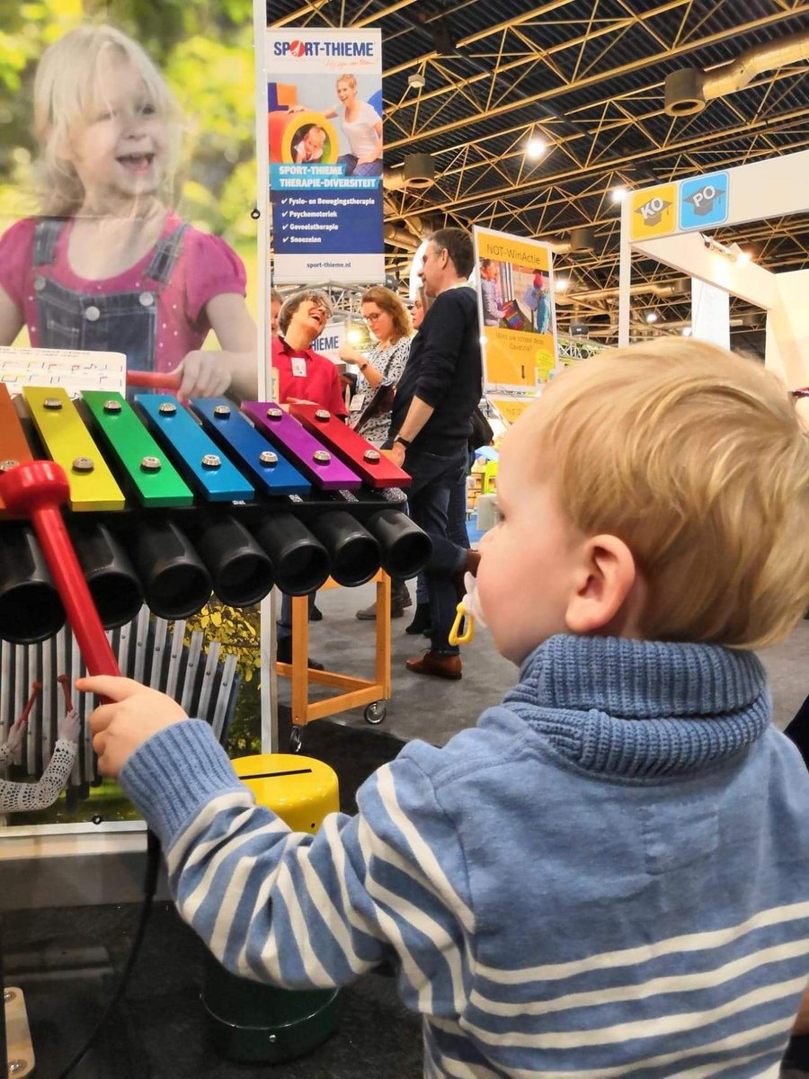 En ook de kleine man vermaakt zich met onze muziekinstrumenten op de NOT beurs in Utrecht :) 
#not2019 #percussionplay #cavatinawinactie #muziekonderwijs