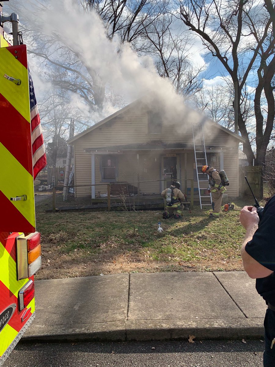 BuechelFireEMS's tweet photo. @BuechelFireEMS Engine Co. 37, and neighboring companies, made quick work of a residence fire in the 3700 block of Marvin Ave. Reports of rescues unfounded, no injuries. Incident marked under control in 15 mins with a single handline 🔥🚒#BuechelFireEMS #JeffCoFire #FirstDueJobs https://t.co/BBbnJ298vP