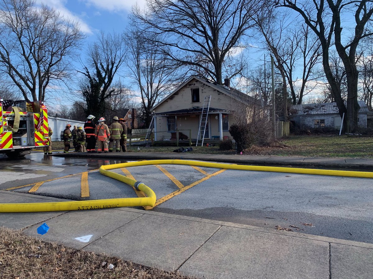 BuechelFireEMS's tweet photo. @BuechelFireEMS Engine Co. 37, and neighboring companies, made quick work of a residence fire in the 3700 block of Marvin Ave. Reports of rescues unfounded, no injuries. Incident marked under control in 15 mins with a single handline 🔥🚒#BuechelFireEMS #JeffCoFire #FirstDueJobs https://t.co/BBbnJ298vP