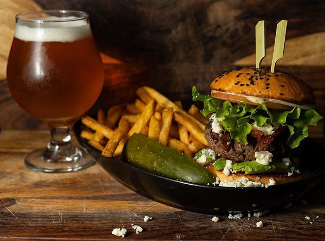 SquareBarrels's tweet photo. Join us for dinner! Pair a fantastic local beer (from one of the tagged breweries), along with our amazing burgers 🍔 #squarebarrels https://t.co/cpb8oU6Yzj https://t.co/WpOU48ddcr