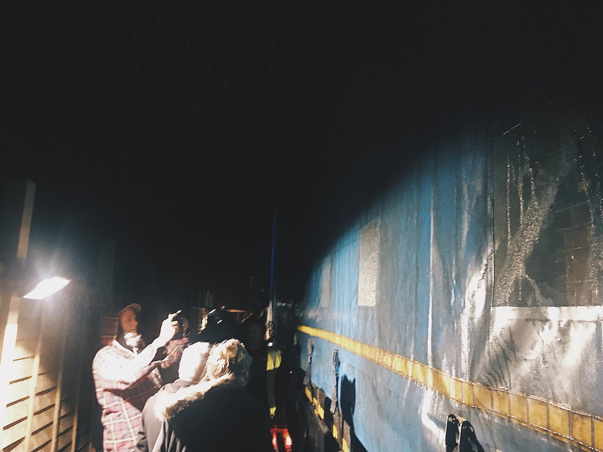 DevonAnimalSave's tweet image. Thank you to everyone who came out to bear witness to the chickens this evening at 2 Sisters, great to see so many activists come together for the animals

The covers were on, it was dark, it was cold but they we were there for them 💚