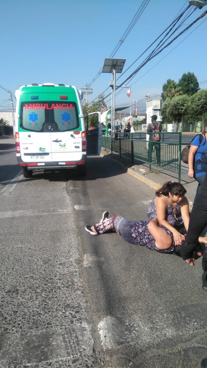 MuniColina's tweet photo. Rápida ayuda de personal de seguridad municipal brinda a mujer que cayó por accidente en plena calle del centro de Colina. @mario_olavarria #ColinaEnAcción https://t.co/jINAB7MyGm
