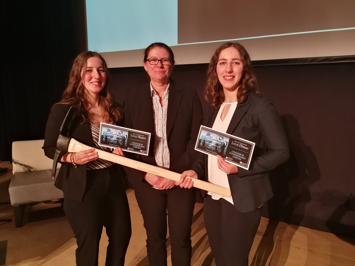 Félicitations à Anne-Sophie Paquet, diplômée en #TGEA du #cll qui a remporté, avec sa sœur Catherine, la 2e édition du Concours en #entrepreneuriat agricole Sur les traces de Louis-Hébert! Tous les détails ici : bit.ly/2HvfhrM