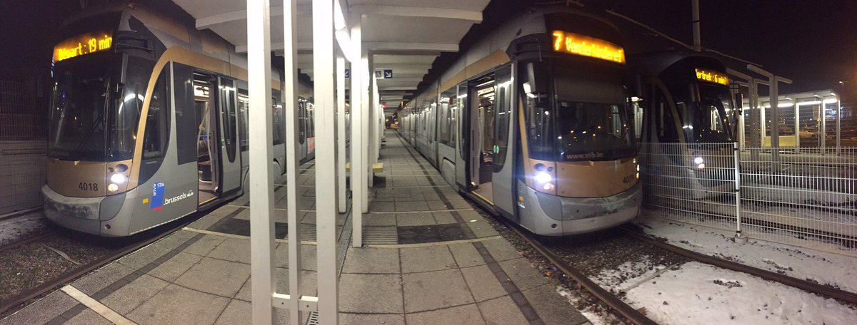 Пошёл сегодня в кино вечером около Атомиума, в обычной одежде. Водитель на конечной 7го трамвая посмотрел на меня такой перед посадкой с пол секунды, говорит - «ты СТИБовец!». Да, говорю, утренняя смена, отдыхаю вечером. Пипец, невидимая татуировка или что ? Как узнал ?