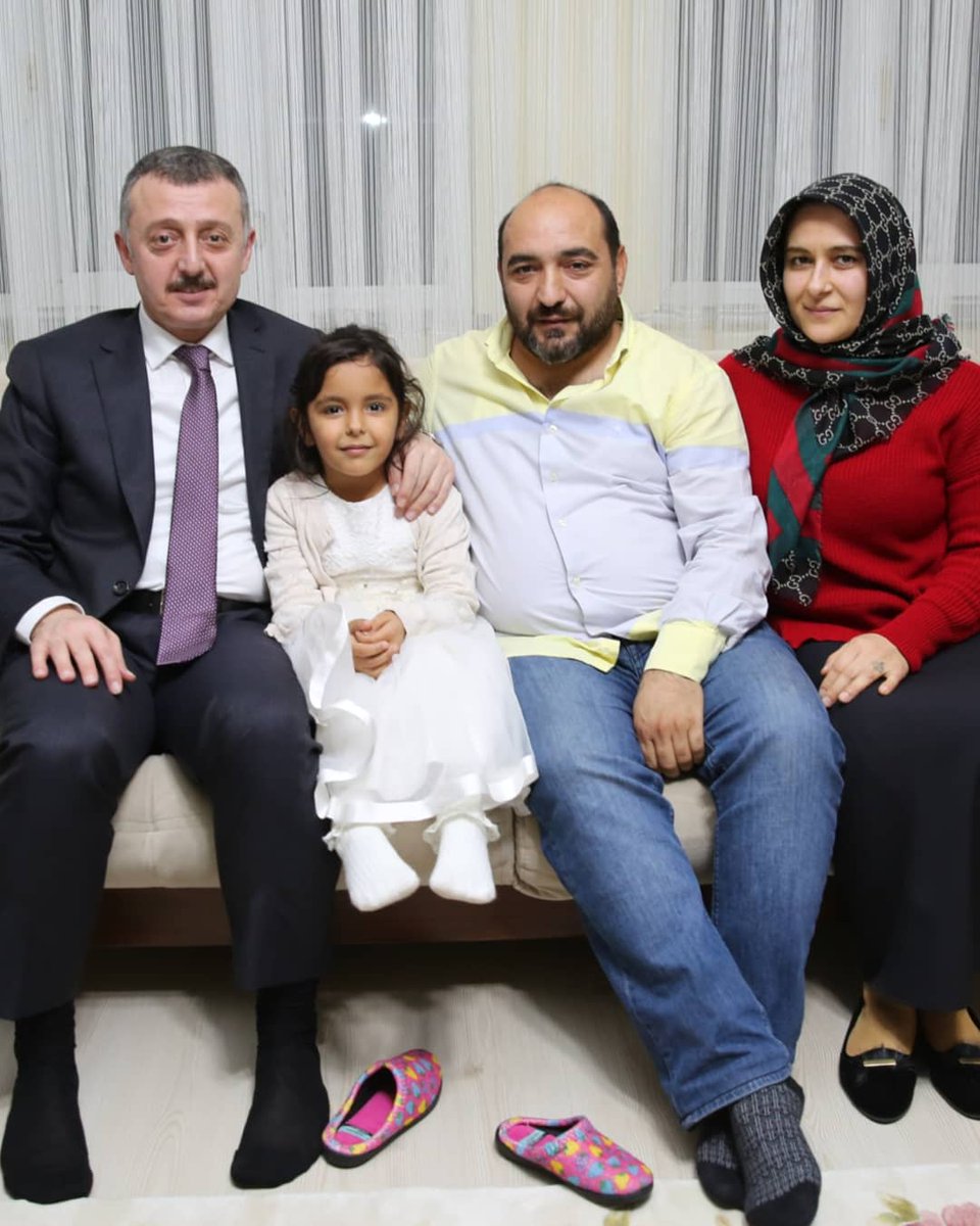 tahirbuyukakin's tweet photo. Doğum günüm :)  

Irmak henüz 6 yaşında ve sosyal medya üzerinden Alikahya Mahallesi'ndeki evlerine beni davet etti. 

Prensesler gibi de süslenmiş. 

Evin küçük kızı Irmak'ın hazırladığı doğum günü sürprizi beni çok mutlu etti. https://t.co/NG2vZeQO7j