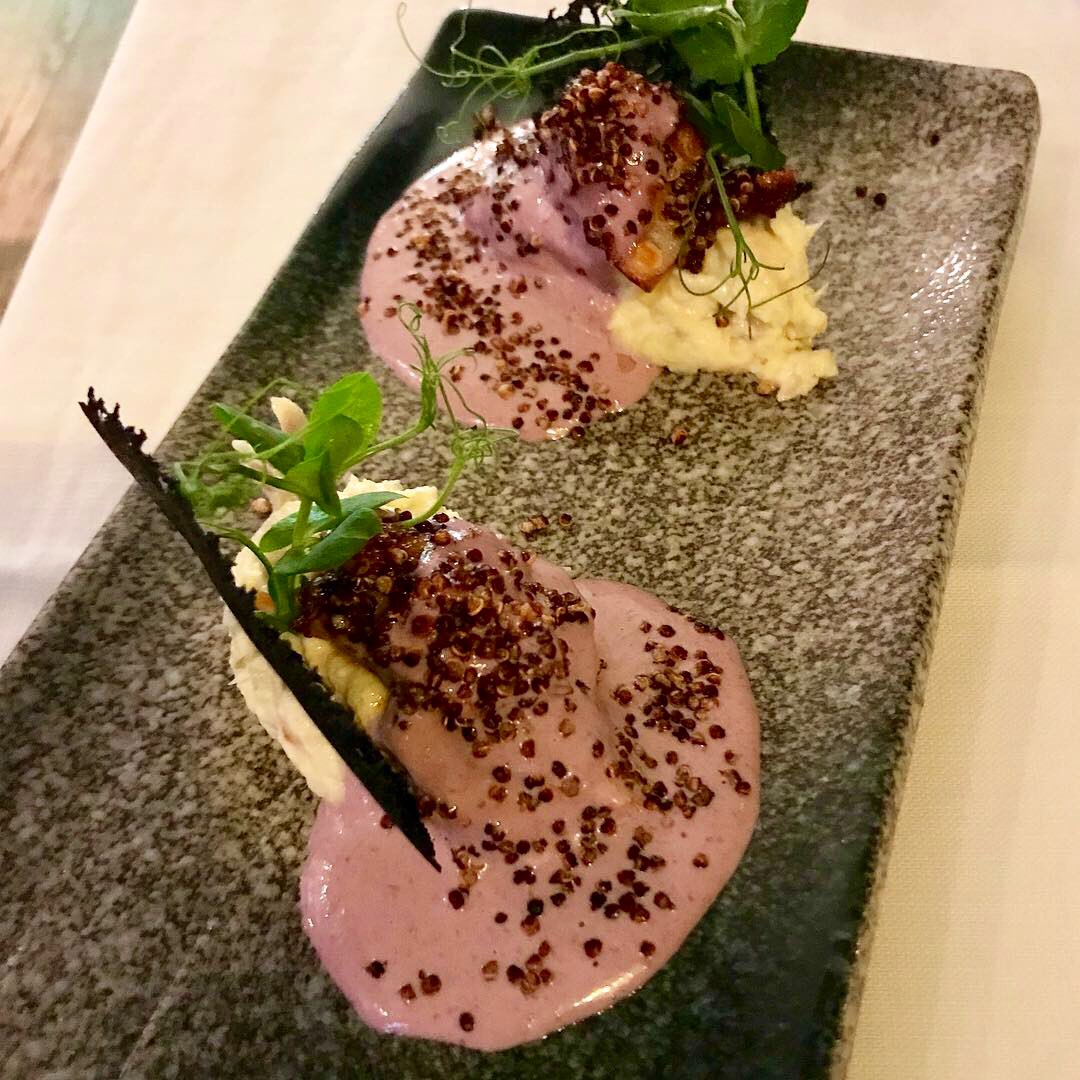 RoderoRaul's tweet photo. Producto de restaurante Hevia y cocina de @MalpartidaU 

Ensaladilla rusandina.
Mejillón gocho.
Fría tradición.
Taco de molleja satay. https://t.co/0pIe4ht2OG