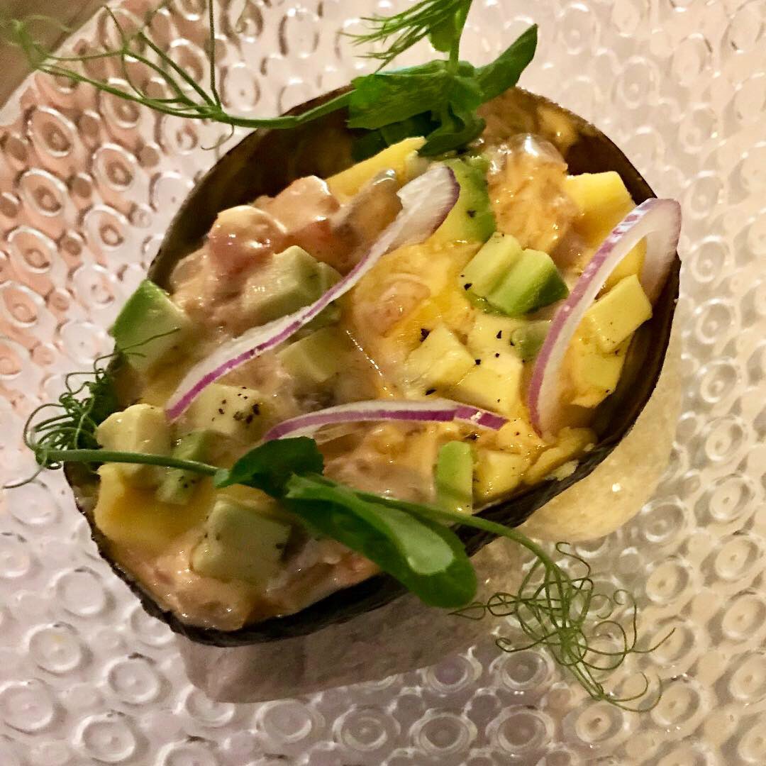 RoderoRaul's tweet photo. Producto de restaurante Hevia y cocina de @MalpartidaU 

Ensaladilla rusandina.
Mejillón gocho.
Fría tradición.
Taco de molleja satay. https://t.co/0pIe4ht2OG