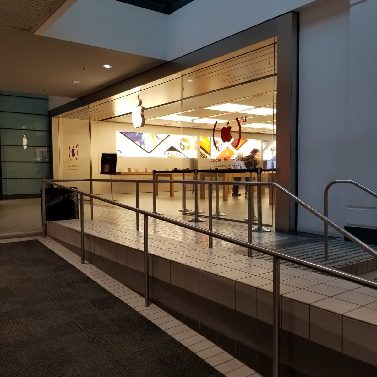 kv3x's tweet photo. I'm at @Apple Anchorage 5th Avenue Mall in Anchorage, AK https://t.co/JHMOD4tl6Z https://t.co/AceWYCY3Ah
