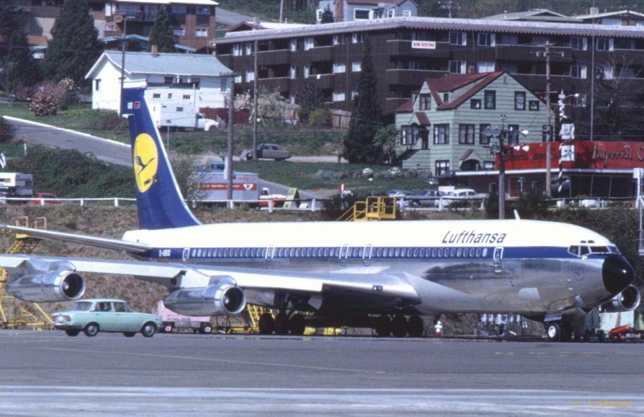 lufthansavintag's tweet photo. Rollout of third LH 703
Photo: Mel Lawrence
Aircraft: Boeing 707-330C
Airport: Renton Municipal (RNT/KRNT)
Reg: D-ABUO
Date: May.1969
Status: Stored as "N707HE" Omega Air
Delivery: May.8.1969
-
#boeing #b707 #lufthansa #boeing707 #lufthansavintage #boeing707lovers #b703 #RNT https://t.co/DwRRLJjI6M
