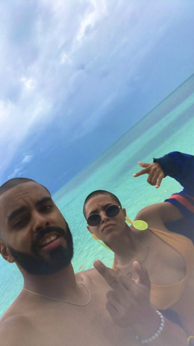 ilianies_'s tweet photo. Yo tengo un conspiracy theory de que el amor de tu vida se parece físicamente a ti o después que llevan mucho tiempo juntos se parecen (como los perros con sus dueños) and I think I found el amor de mi vida. 👩🏽‍🦲👨🏽‍🦲 💚 @JUVNKY #dulcitoecoco https://t.co/jhAgJhCa9a