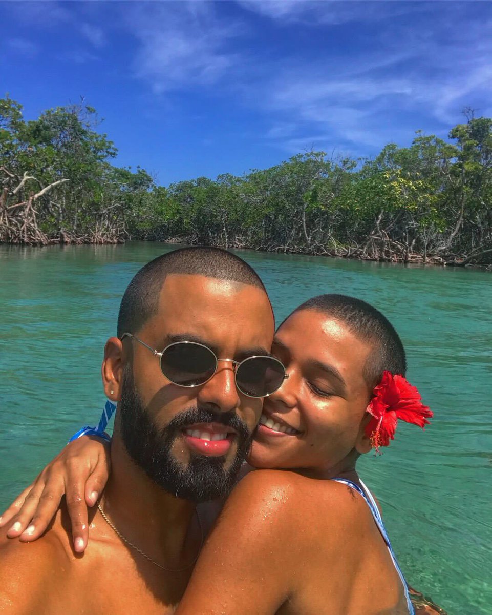 ilianies_'s tweet photo. Yo tengo un conspiracy theory de que el amor de tu vida se parece físicamente a ti o después que llevan mucho tiempo juntos se parecen (como los perros con sus dueños) and I think I found el amor de mi vida. 👩🏽‍🦲👨🏽‍🦲 💚 @JUVNKY #dulcitoecoco https://t.co/jhAgJhCa9a