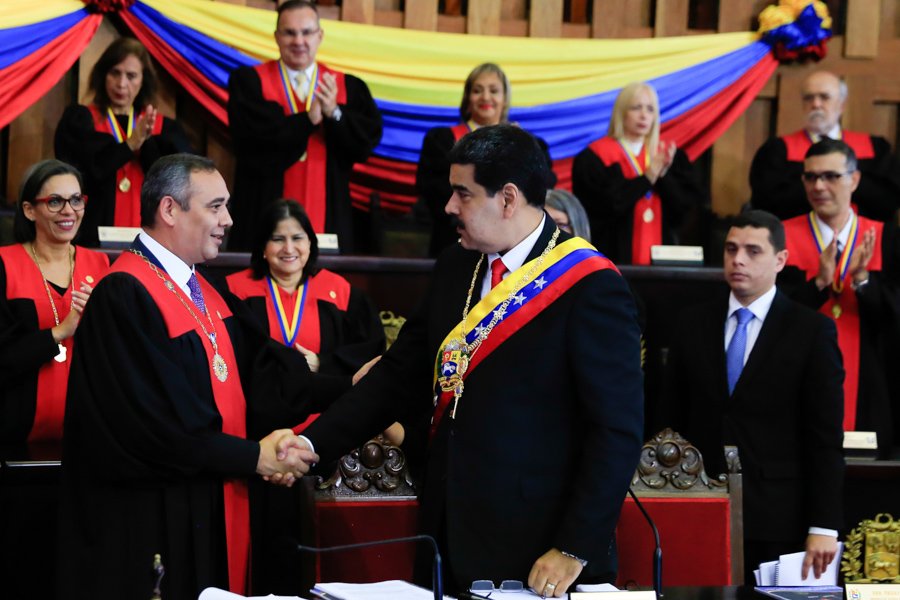 PresidencialVen's tweet photo. #Noticia Presidente @NicolasMaduro entrega propuesta de reforma a la Ley Anticorrupción https://t.co/4Jl5RvxAV8 https://t.co/tzAbsSIE5w