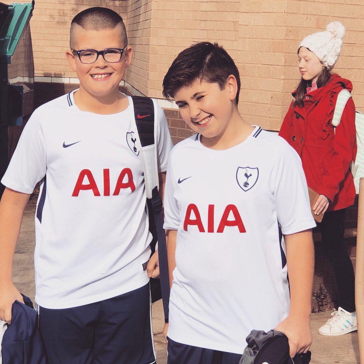 AUpton09's tweet photo. Carter and Jacob cheering on the @HKane @dele_official  and the @SpursOfficial at school today! #SpursFansinTX https://t.co/GuVaa7FIcW