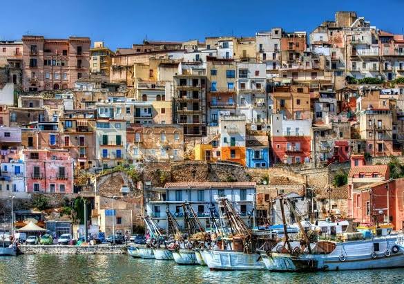 TeletradeMx's tweet photo. En Sicilia se venden casas por un euro 💵 🏠
Intentan poblar y modernizar el pueblo de Sambuca, en Italia. Publicaron una lista de propiedades que se encuentran disponibles por ese precio.
#teletrade #comercio #cdmx https://t.co/c1MKAsZzRk