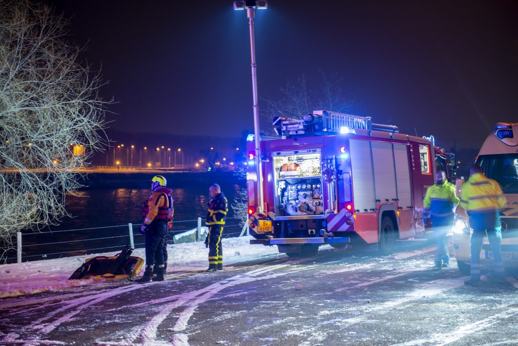 Samen met collega's <a href="/BrandweerBaarlo/">BrandweerBaarlo</a>, oppervlaktereddingsteam <a href="/BrandweerVenlo/">Brandweer Venlo</a> &amp; duikploeg <a href="/brandweerweert/">Brandweer Weert</a> bij de #Maas tussen #Belfeld en #Steyl gezocht naar een mogelijk vermiste kanovaarder. Meer info: limburg-veilig.nl
Foto: <a href="/Ruiver_nl/">Ruiver.nl</a>