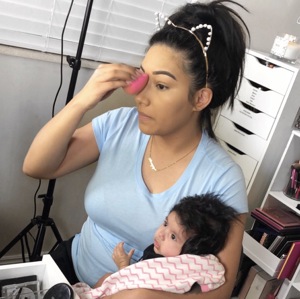 alexisjayda3's tweet photo. It’s not a tutorial any more if jadee isn’t in the mix 🤣 foundationnnn Review will be up tmrw currently testing out the new @morphebrushes #fluidityfoundation &amp; concealer 👀 #momlife https://t.co/i5p1tsA36f