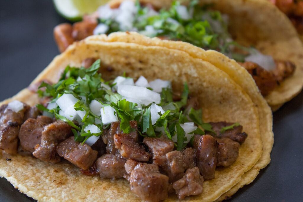 #DatoInteresante Nuestros antepasados comían los tacos que sus mujeres les llevaban durante las largas horas que pasaban cosechando en el campo. #SomosGourmet