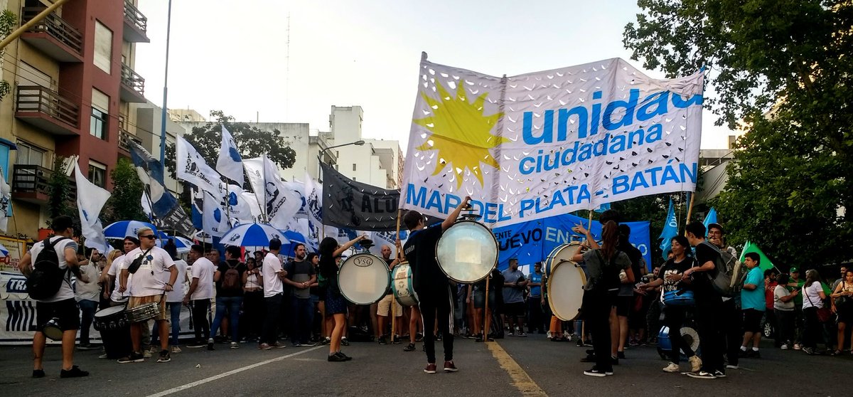 MNAForja_MDP's tweet photo. #MarchaDeAntorchas en #MarDelPlata 
El pueblo en la calle. Las políticas neoliberales solo generan pérdida de puestos de trabajo, crisis, hambre.
#BastaDeTarifazos 
Los recursos son del pueblo. https://t.co/uloSE2takh