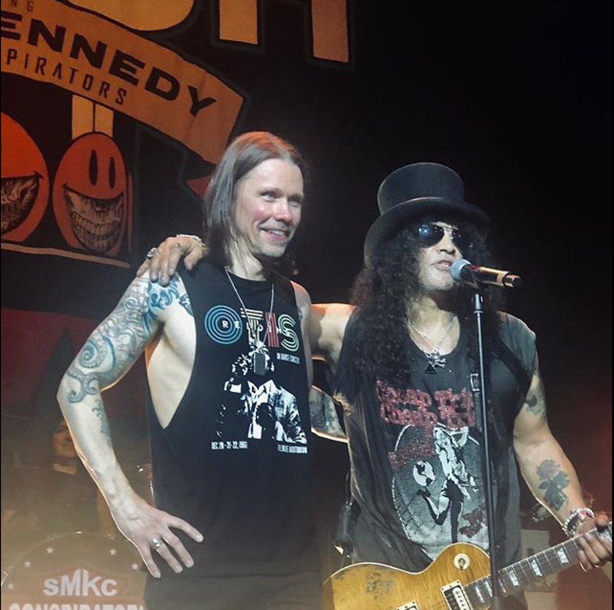 inSlashwetrust1's tweet photo. #SMKC New PIC: aw...these two ! @Slash & @myleskennedy in Shanghai ,Jan 22nd ( © @about_juju ). ; ) #slashfeatmyleskennedyandtheconspirators #china #shanghai #modernskylab #livingthedreamtour #livingthedream https://t.co/guoXkmFNRR
