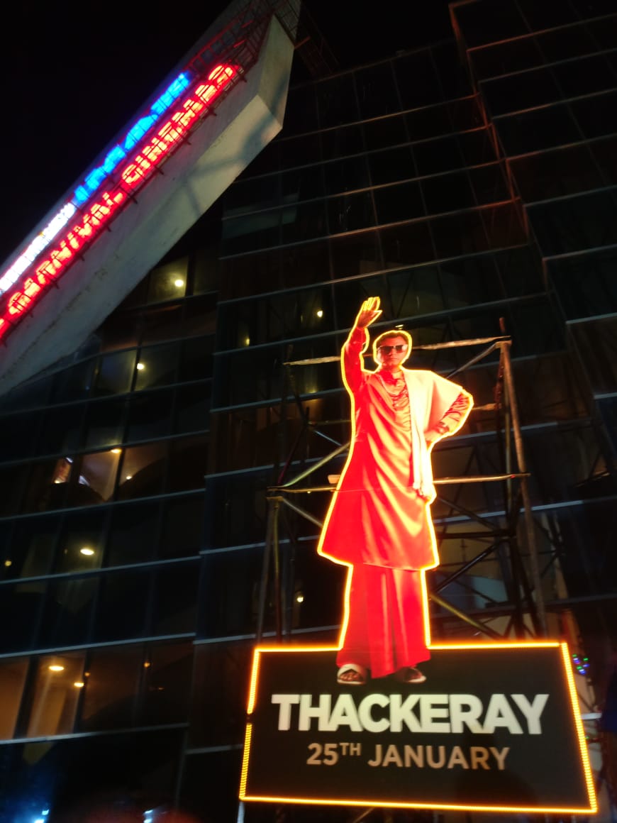 ...and the man stands tall! 

We're here at #Thackeray - FDFS - 4.15am show 

<a href="/Nawazuddin_S/">Nawazuddin Siddiqui</a> <a href="/AmritaRao/">AMRITA RAO 🇮🇳</a>
<a href="/abhijitpanse/">Abhijit Panse</a> @Viacom18Movies <a href="/rautsanjay61/">Sanjay Raut</a> @CarnivalCine #ThackerayTheFilm