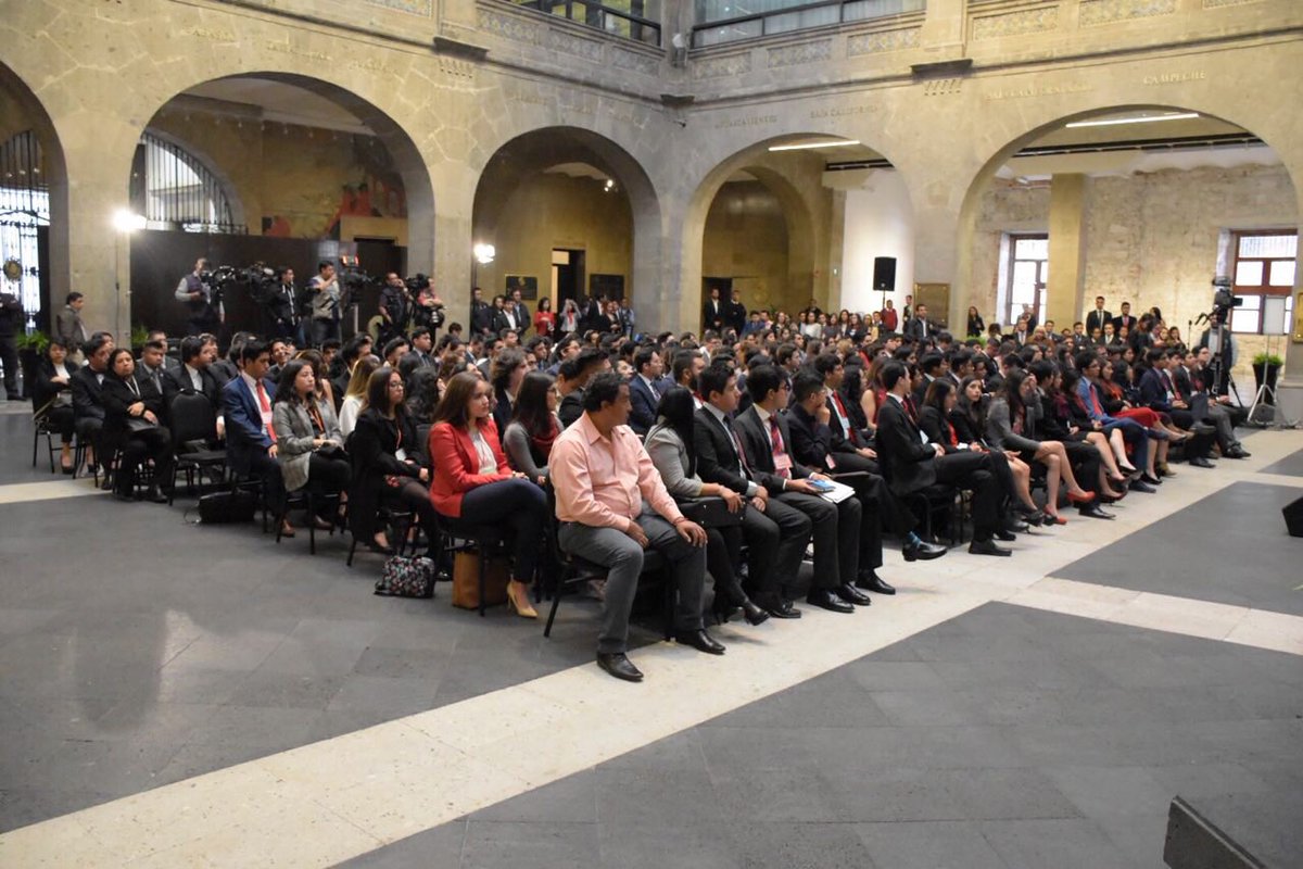 CitlaHM's tweet photo. La mujer está destinada para los espacios públicos. En el @senadomexicano ya alcanzamos la paridad, falta mucho por avanzar en el poder legislativo y judicial.
Esta generación de jóvenes está llamada a transformar el país: @RicardoMonrealA https://t.co/v47CXaf1LO