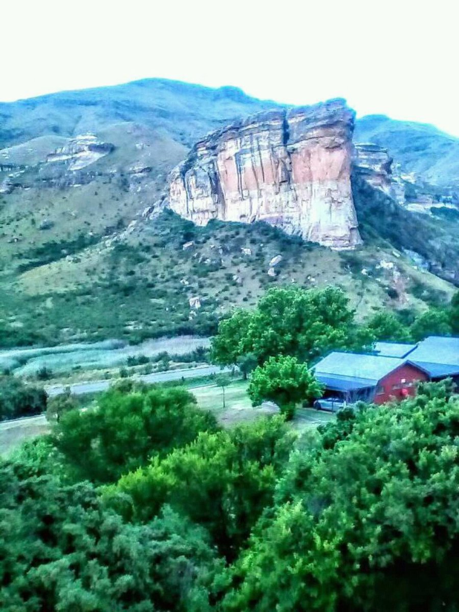 KINGMASHESHA's tweet photo. Clarens, Freestate
#GoldenGatesClassics
#Sunparks
#CarolineNkweSoprano https://t.co/FCpuocVAfG