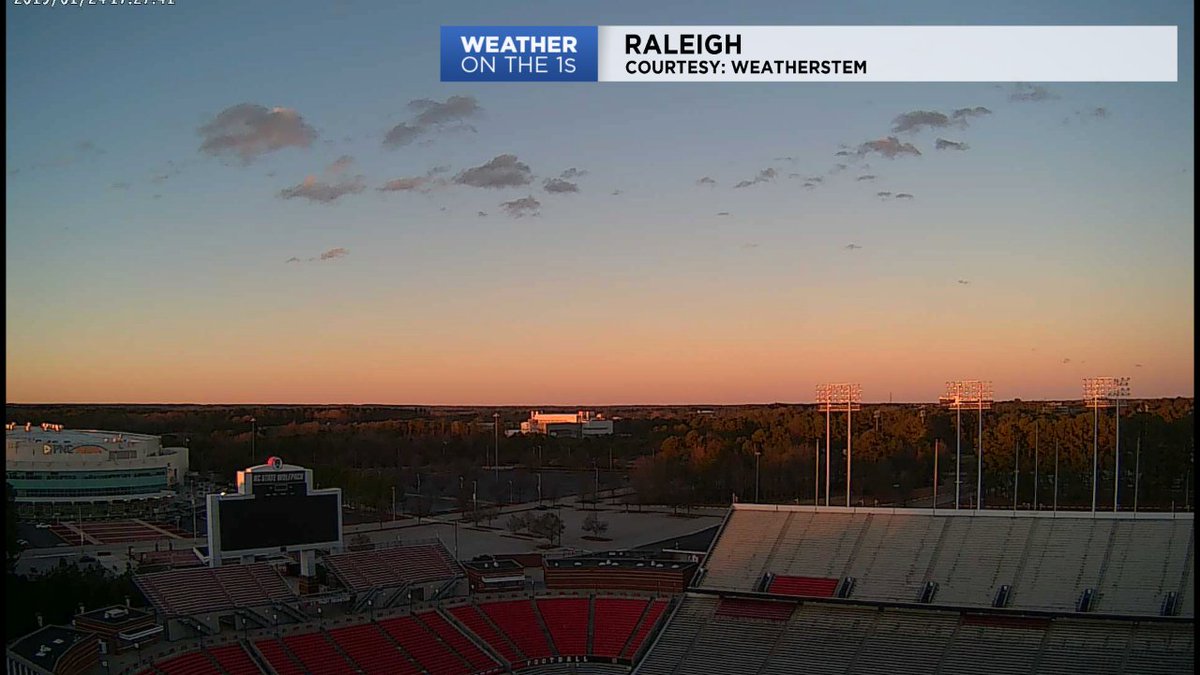 weatherAC's tweet photo. Ooohhhh.... Aaaahhhh 😍😍😍 #sunset #ncwx @SpecNewsRDU @PNCArena https://t.co/oR0BjeKoGS
