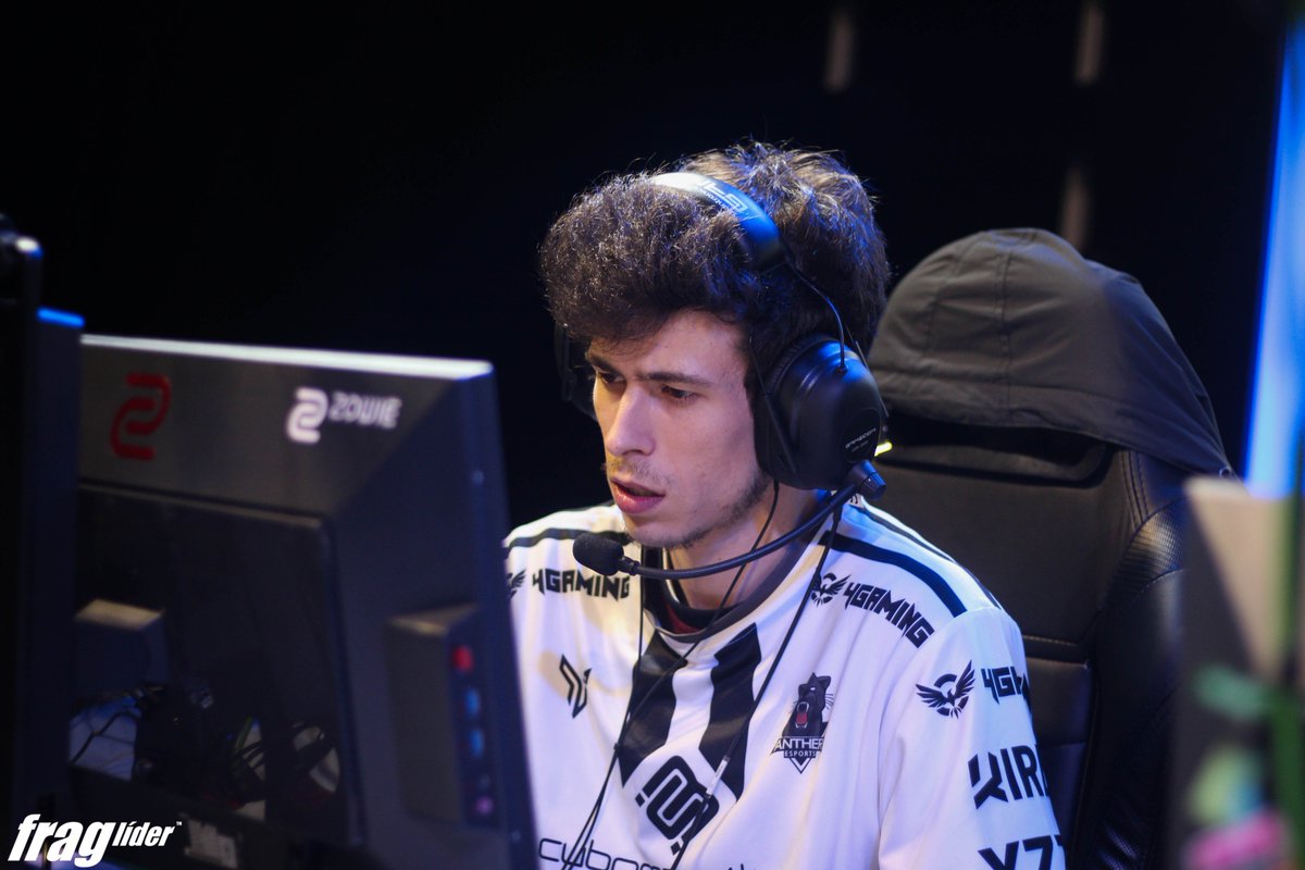 YZZIPT's tweet photo. A nova Jersey oficial dos @PantherseSportt, utilizada durante o torneio de qualificação da @LPCS_2019, foi feita pela nossa equipa.

Se tens uma organização, equipa ou és fã de Esports e queres ter uma Jersey com excelente design e qualidade,  contacta-nos!

📩shop@yzzi.pt📩 https://t.co/pXrfqJbflQ