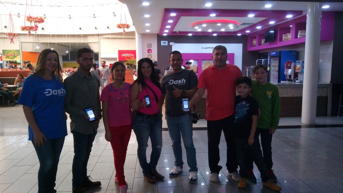 Dashdeliveryve's tweet photo. The photographers also join the Dash Week promoting the use of Dash in their clients and the Dash Cabimas team interacted with them at the CC Costa Mall, the largest in the city. #dash #DashPay #dashnation #cabimas #cabimascrypto #dashvenezuela #criptomonedas #dashboost https://t.co/cF14HJi5Rd