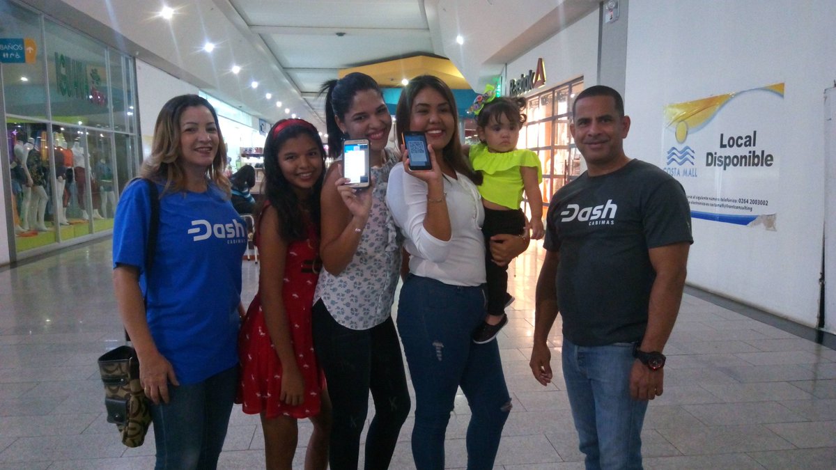 Dashdeliveryve's tweet photo. The photographers also join the Dash Week promoting the use of Dash in their clients and the Dash Cabimas team interacted with them at the CC Costa Mall, the largest in the city. #dash #DashPay #dashnation #cabimas #cabimascrypto #dashvenezuela #criptomonedas #dashboost https://t.co/cF14HJi5Rd