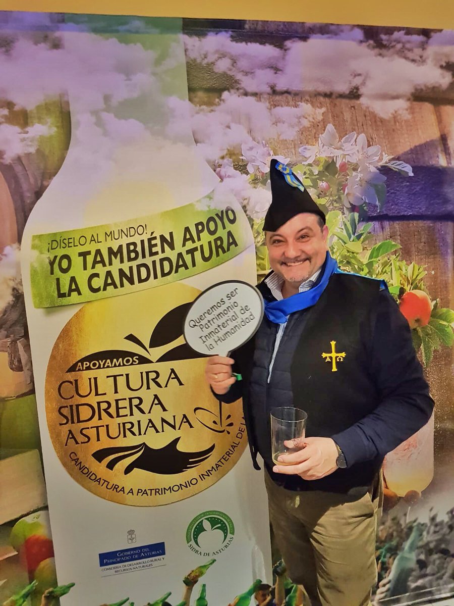 Nacho_Sandoval's tweet photo. APOYANDO la candidatura cultura sidrera asturiana, a Patrimonio Inmaterial de la Humanidad de la UNESCO para dar a conocer esta iniciativa del Principado de Asturias. En @lachalanamadrid de Castellana. Muchos amig@s y conocidos nos hemos dado cita para apoyar esta iniciativa https://t.co/ps6A26YZZv