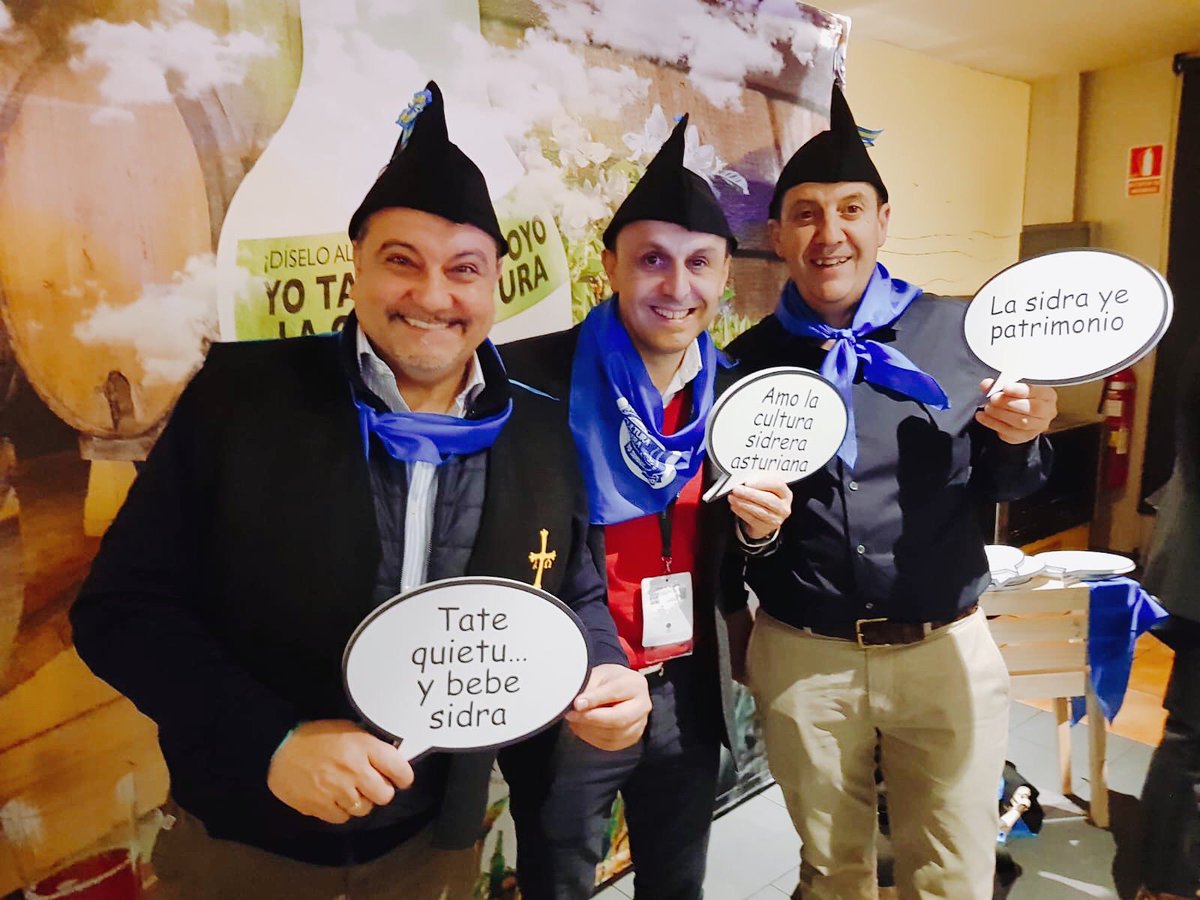 Nacho_Sandoval's tweet photo. APOYANDO la candidatura cultura sidrera asturiana, a Patrimonio Inmaterial de la Humanidad de la UNESCO para dar a conocer esta iniciativa del Principado de Asturias. En @lachalanamadrid de Castellana. Muchos amig@s y conocidos nos hemos dado cita para apoyar esta iniciativa https://t.co/ps6A26YZZv