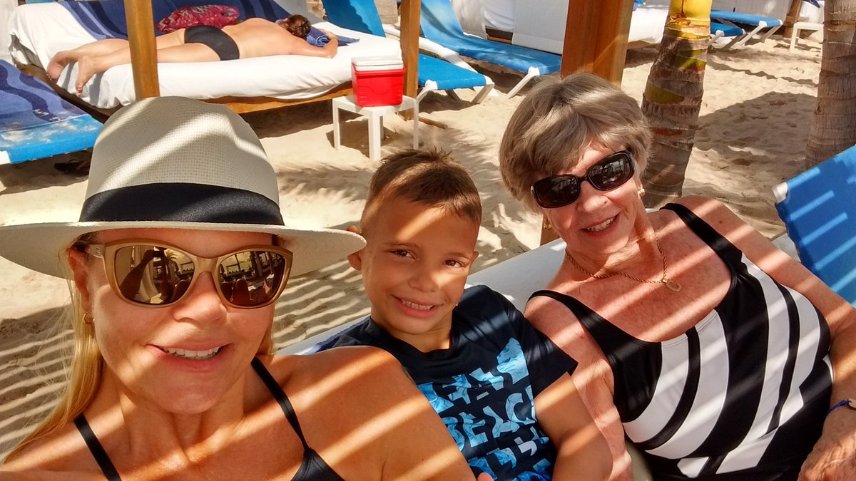 KCBusse's tweet photo. Day 1 😍 @AzulResorts #AzulFives #PlayaDelCarmen #BeachBed #resortlife #vacation https://t.co/I6fLTIOY5N