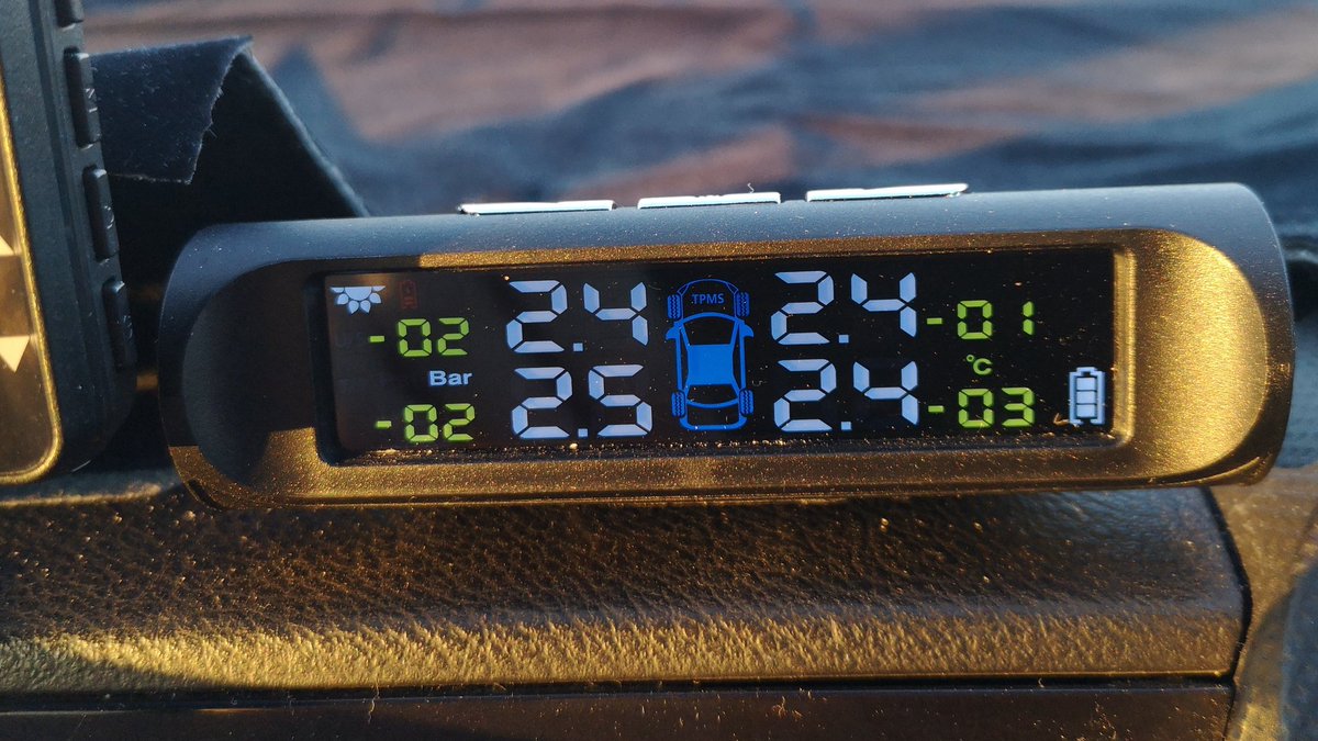 しばゆう 朝一走行前の表示と 30km高速道路走行後の値 タイヤ空気圧