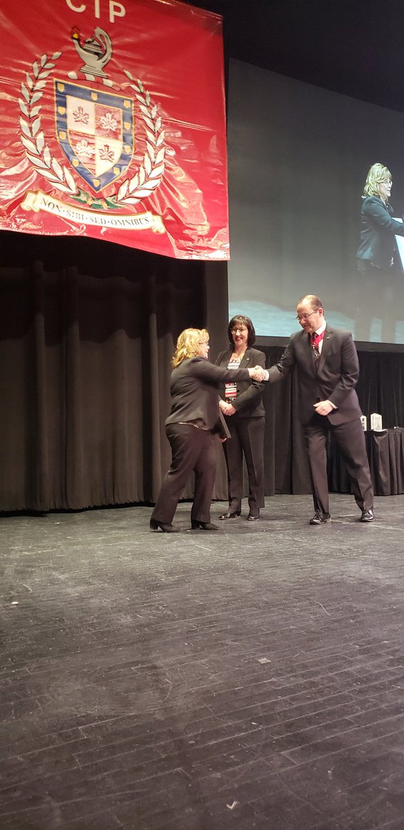 IIOGTA's tweet photo. Jeff Goy President and CEO @Wawanesa and Heidi Sevcik President and CEO @GoreMutual present FCIPs with their designations. #fcip #Insurance #gtaconvocation #IICgrad2019 https://t.co/SPwHzjIYmb