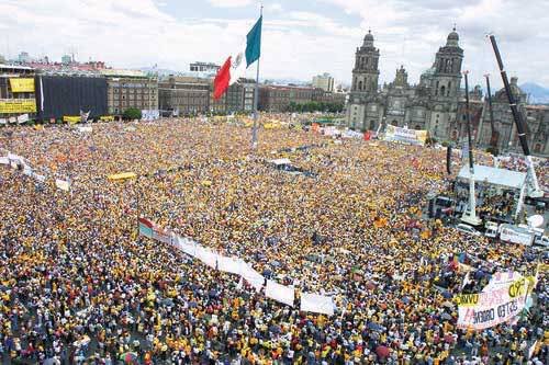 artcuevas's tweet photo. Ojalá la derecha mexicana hubiera sido tan férrea defensora de la democracia mexicana en 2006 como lo hacen ahora con Venezuela: 

❗️Hubo manifestaciones masivas
❌ Rechazaron el recuento total de votos
🚫 Calderón tomó protesta por la puerta de atrás https://t.co/c6mYuxplsu