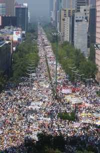 artcuevas's tweet photo. Ojalá la derecha mexicana hubiera sido tan férrea defensora de la democracia mexicana en 2006 como lo hacen ahora con Venezuela: 

❗️Hubo manifestaciones masivas
❌ Rechazaron el recuento total de votos
🚫 Calderón tomó protesta por la puerta de atrás https://t.co/c6mYuxplsu