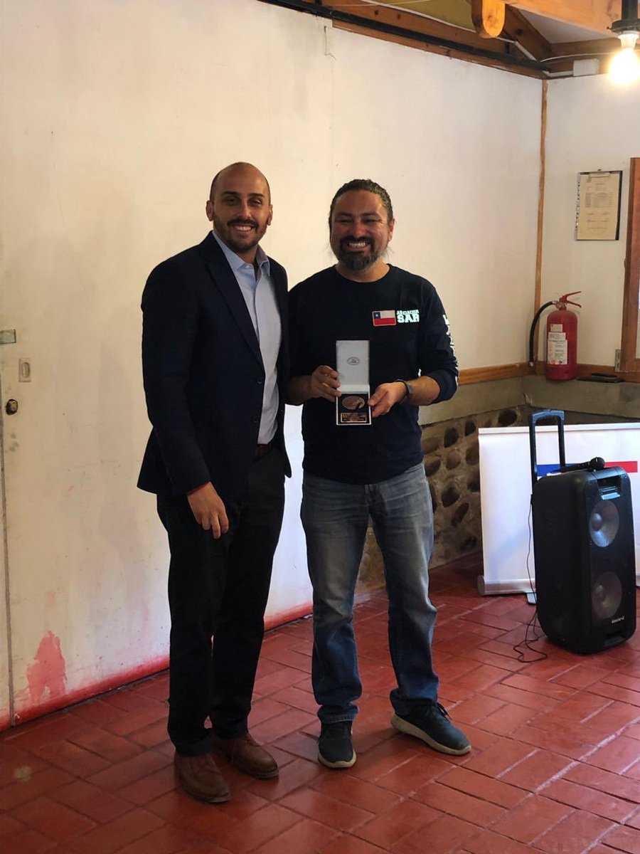 📍#OLMUÉ
Tuvimos el tremendo honor de reconocer a todos estos héroes, quienes hicieron posible el rescate de Sebastián Pacheco desde la cumbre del Parque Nacional #LaCampana, a más de 1.600 metros de altura.
Gracias por su compromiso y valentía! 💪🏻
<a href="/OlmueComunica/">Municipalidad Olmué</a> @gob_margamarga