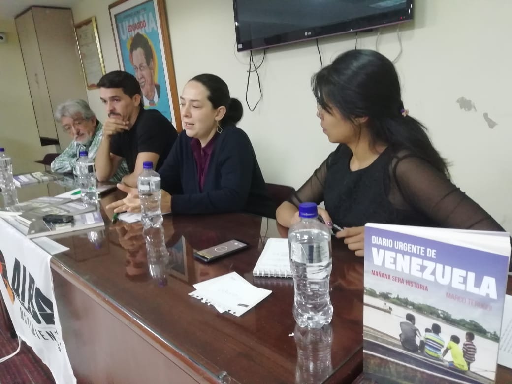 lanzasyletras's tweet photo. #Ahora, en Conversatorio y presentación de libro DIARIO URGENTE DE VENEZUELA: "Quienes defendemos la paz debemos cerrar filas contra la intervención estadounidense en América latina", dice Manetta Toro, del Capítulo Colombia de @movimientosalba https://t.co/0yr8ONZA9T