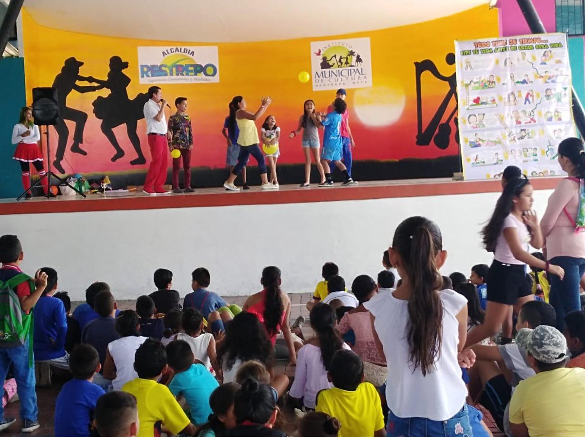 GobMeta's tweet photo. En la escuela Policarpa Salavarrieta de Restrepo, @SocialMetaSec adelantó hoy la segunda temática de la campaña ‘Todo tiene su tiempo’ dirigido a los más pequeños del municipio. #TrabajandoSinParar https://t.co/D3FLsxezL8
