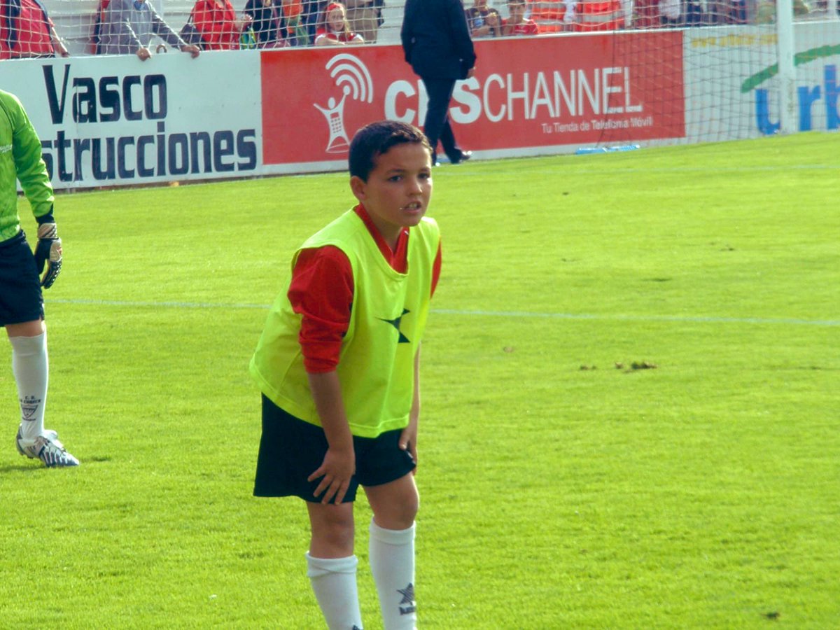 CDMirandes's tweet photo. Y de repente llega alguien y te recuerda que nunca, nunca, nunca se puede dejar de pelear por tus sueños. Y menos en el #CDMirandés.

¿Quién se suma a pelear por el nuestro esta temporada? 
#ConLaMismaIlusión ❤️🖤 https://t.co/qXZv5fvXCT